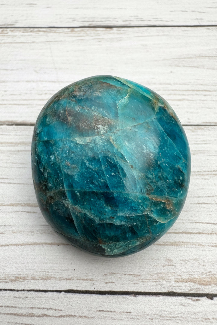 Blue Apatite Palmstone 90 grams NBAP08