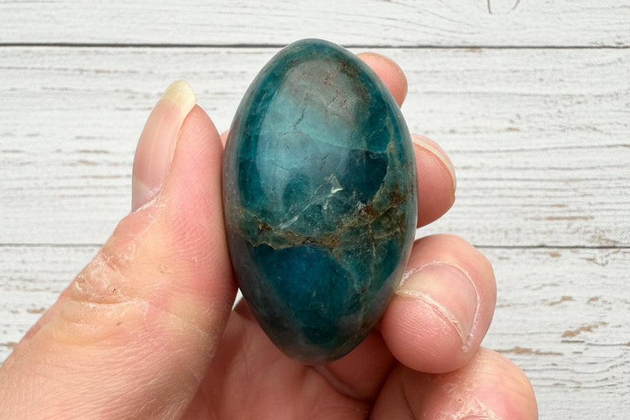 Blue Apatite Palmstone 80 grams NBAP10